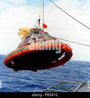 Die Apollo-11-Steuermodul (CM) fotografiert, wie es an Bord der USS Hornet, Prime recovery Gefäß für den historischen Apollo 11 Mondlandung mission gehisst wird. Stockfoto