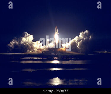 Das Space Shuttle Atlantis Flammen durch den Nachthimmel der STS-86 Mission, schiefergedeckt, der siebte von neun geplanten Dockingkomponenten des Space Shuttle mit der russischen Raumstation Mir zu beginnen. Stockfoto