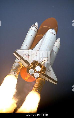 Das Space Shuttle Atlantis Donner himmelan von Launch Pad 39A Start der Mission STS-45 in 8:13:40 Uhr EST, 24. März 1992. An Bord der 46 Shuttle Flug atmosphärischen Labor für Anwendungen und Wissenschaft-1 (ATLAS-1). Der Start ist die zweite im Jahr 1992 für das Shuttle Programm und Atlantis' 11. Flug. Stockfoto