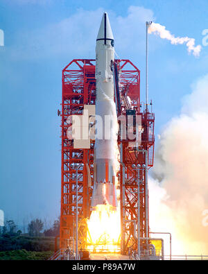 Der atlas-centaur 10, die die Raumsonde Surveyor 1, Abheben von Pad 36 A. Die Surveyor 1 Mission erkundet die Mondoberfläche für zukünftige Apollo bemannte Mondlandung. Stockfoto