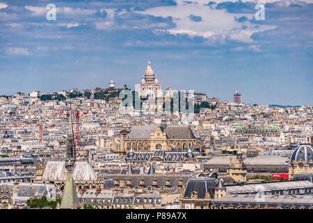 Ein Blick auf den Butte Montmartre und Sacré Coeur aus einer Ansicht an der Spitze des Pantheon in Paris, Frankreich Stockfoto