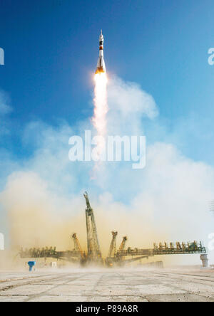 Die Sojus TMA-16 startet vom Kosmodrom Baikonur in Kasachstan am Mittwoch, September 30, 2009 die Expedition 21-Flugingenieur Jeffrey N. Williams, Flight Engineer Maxim Suraev und Raumflugteilnehmer Guy Laliberté zur Internationalen Raumstation. (Foto: NASA/Bill Ingalls) Stockfoto