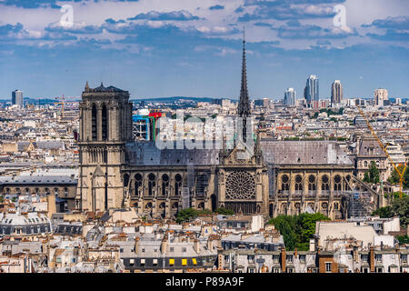 Blick auf die Kathedrale von Notre Dame von der Spitze des Pantheons in Paris, Frankreich Stockfoto