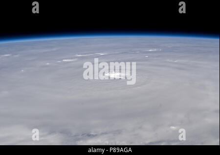 NASA-Bild aufgenommen August 30, 2010 - durch eine Expedition 24-Crew auf der Internationalen Raumstation fotografiert, das ist eine oblique Ansicht des Auges (Mitte) von der Hurrikan Graf. Das Foto wurde mit einem digitalen noch mit einem 50-mm-Objektiv Kamera genommen.