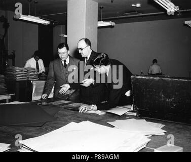 Herr Arthur Kimberly, Chef der Konservierung an den nationalen Archiven, erklärt Erhaltung Arbeit auf einigen von New York State meist geschätzten Dokumente werden in Kürze auf der New Yorker Freiheit Zug ausgestellt zu werden. Stockfoto