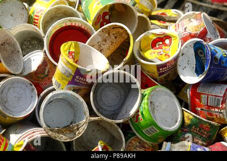 ANGONO, Rizal, Philippinen - 4. JULI 2018: Sortiert, Kunststoff Materialien zu einem Materialien Verwertungsanlage bereit für die Sortierung und Trennung. Stockfoto