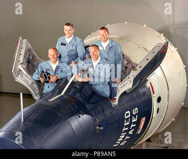 Das Gemini-12 prime Crew (vorne) James A. Lovell Jr. (R) und Edwin E. Aldrin Jr. (L) auf der Rückseite ist die Gemini-12 backup crewL. Gordon Cooper jr., (R) und Eugene Cernan A. Stockfoto