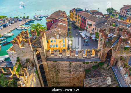 Die italienische Stadt Sirmione. Blick vom Turm der Burg der Scaliger. Stockfoto