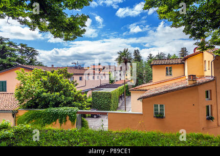 Alte italienische Stadt Lucca. Stadt Landschaft. Blick von der Festungsmauer. Stockfoto