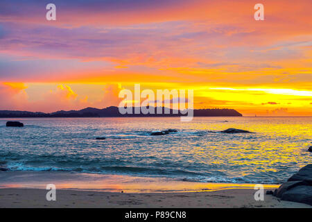 Sonnenuntergang über dem Meer in Thailand. Stockfoto