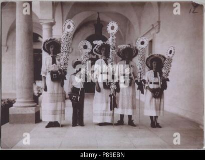 Tsarevich Alexei von Russland und die Großfürstinnen Olga, Tatiana, Maria und Anastasia in Livadiya. Museum: Staatliche Russische Film und Foto Archiv, Krasnogorsk. Stockfoto