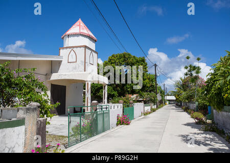 Kirche und Straße auf Manihi, Tuamotus Stockfoto