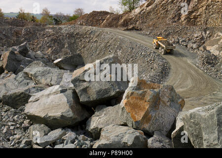 Gewinnung von Steinen und Erden; ein Volvo A 40 G Muldenkipper knickgelenkte schleppen ein Stein aus dem Steinbruch. Criggion Steinbruch, Powys, Wales. April. Stockfoto