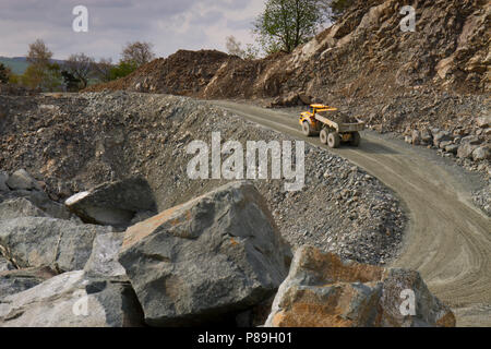 Gewinnung von Steinen und Erden; ein Volvo A 40 G Muldenkipper knickgelenkte schleppen ein Stein aus dem Steinbruch. Criggion Steinbruch, Powys, Wales. April. Stockfoto