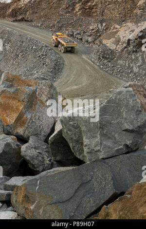 Gewinnung von Steinen und Erden; ein Volvo A 40 G Muldenkipper knickgelenkte schleppen ein Stein aus dem Steinbruch. Criggion Steinbruch, Powys, Wales. April. Stockfoto