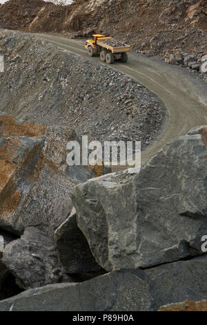 Gewinnung von Steinen und Erden; ein Volvo A 40 G Muldenkipper knickgelenkte schleppen ein Stein aus dem Steinbruch. Criggion Steinbruch, Powys, Wales. April. Stockfoto