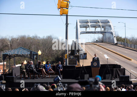 50. Jahrestag der Selma Märsche - ehemaliger Präsident George W Bush hört als Präsident Obama Erläuterungen am Fuße des Edmund Pettus Bridge liefert. Stockfoto