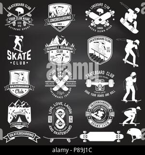 Satz von Skateboard und Longboard club Zeichen auf der Schiefertafel mit Design Element. Vektor. Für skate club Embleme, Patch, t-shirt Design. Vintage Design mit Skateboard, skate Truck und Helm. Stock Vektor