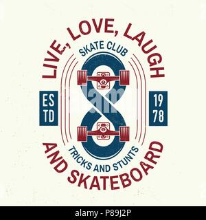 Skateboard club Abzeichen. Vector Illustration. Extreme Sport. Für skate club Embleme, Schilder und t-shirt Design. Retro Typografie Design mit unendlich Zeichen und Text - Llive, Liebe, Lachen und Skateboard Stock Vektor