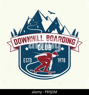 Downhill boarding club Abzeichen. Vektor. Extreme Sport. Für skate club Embleme, Schilder und t-shirt Design. Skateboard Typografie Design mit Skateboarder auf dem Longboard und Text. Extreme Sport. Stock Vektor