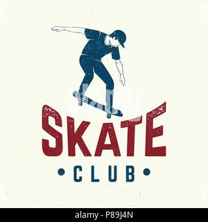 Skate club Abzeichen. Vector Illustration. Für skate club Embleme, Schilder und t-shirt Design. Skateboard Typografie Design mit skateboards und Helm. Extreme Sport. Stock Vektor