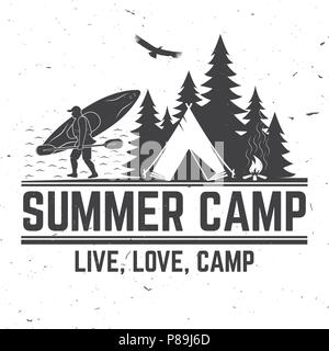 Sommer Camp. Vector Illustration. Konzept für Hemd oder Logo, Print, Stempel oder T-Stück. Vintage Typografie Design mit Kanu, Paddel, camping Zelt und Wald Silhouette. Stock Vektor