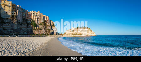 Ehemalige 4. Jahrhundert Kloster auf der Oberseite des Heiligtums Santa Maria Insel - Tropea, Kalabrien, Italien. Tropea Strand am Tyrrhenischen Meer. Menschen unrecogni Stockfoto