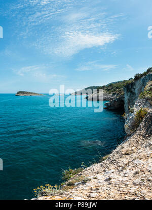 Sommer felsigen Küste Baia Di Campi Vieste und Isola di Campi auf der Halbinsel Gargano, Apulien, Italien Stockfoto