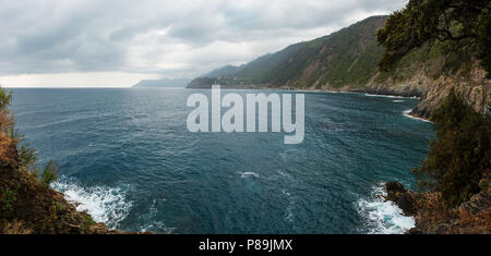 Schönen Sommer Corniglia Manarola Blick vom Dorf. Das ist ein berühmtes Dörfer der Cinque Terre Nationalpark in Ligurien, Italien. Stockfoto