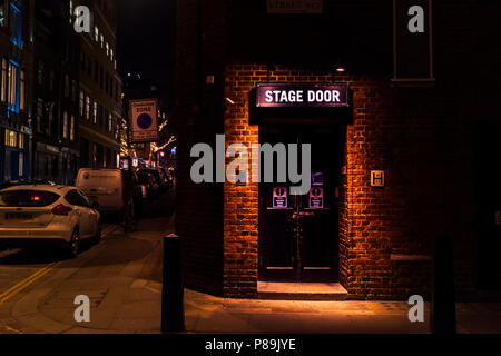 London, UK, 15. März 2018: Stage Door der Cambridge Theatre auf Shelton Street, in Covent Garden. Nacht Szene und Neonfarben LONDON, GROSSBRITANNIEN Stockfoto