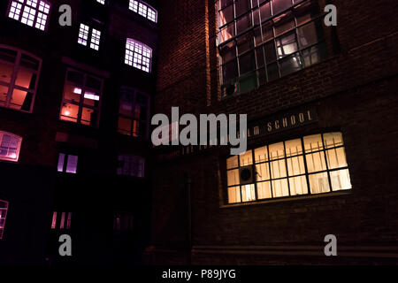 London, UK, 15. März 2018: London Film School anmelden Langley Straße, in Covent Garden. Nacht Szene und Neonfarben LONDON, GROSSBRITANNIEN Stockfoto