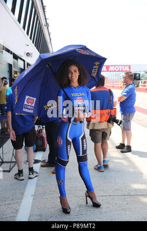 Misano Adriatico, Italien. 08 Juli, 2018. Grid Girls während der MOTUL FIM Superbike Meisterschaft - Italienisch runden Sonntag Rennen während der World Superbikes-Stromkreis PIRELLI Riviera di Rimini rund, 6. - 8. Juli 2018 in Misano, Italien. Quelle: Fabio Averna/Pacific Press/Alamy leben Nachrichten Stockfoto