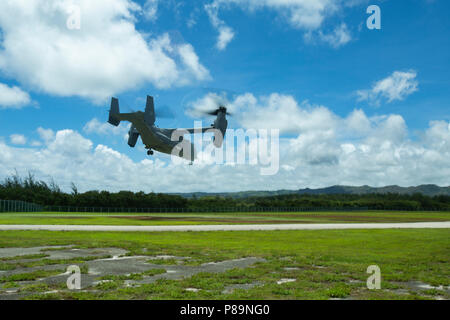 Ein CV-22 Osprey Flug dauert mit Aufklärung Marines mit Force Reconnaissance Platoon des 31 Marine Expeditionary Unit an Bord während der militärischen Operationen im freien Fall Drop Zone Orote, Naval Base Guam, 19. Juni 2018. FRP Züge für freien Fall mit Hilfe einer High Altitude niedrige Öffnung springen, um die einfügemarke Fähigkeiten schärfen. Die 31. MEU, das Marine Corps' nur kontinuierlich vorwärts - bereitgestellt MEU, bietet eine flexible Kraft bereit, eine breite Palette von militärischen Operationen auszuführen. (U.S. Marine Corps Foto von Lance Cpl. Alexis B. Betances/Freigegeben) Stockfoto