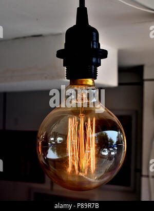 Glühende Wolframwendel eines Edison Glühlampe Innenausstattung verwendet Stockfoto