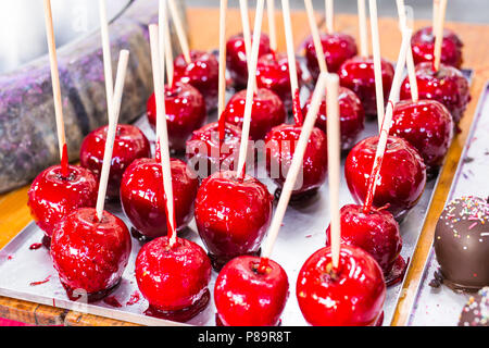 Rote Äpfel auf einem Stock in Karamell yum yum. Stockfoto