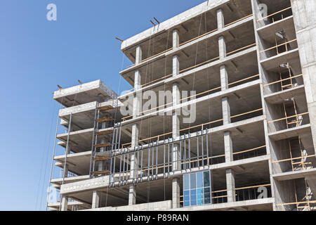 Unvollendete Gebäude aus Beton im Bau auf blauen Himmel Hintergrund Stockfoto