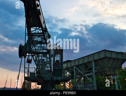 Alte Kran bei Sonnenuntergang Stockfoto