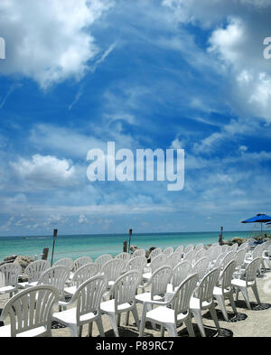 In der Nähe von Kunststoff liegen am Strand Stockfoto