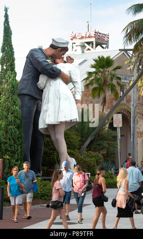 Iconic Kiss Foto gemacht in eine riesige, 25 Meter hohe Statue von Octogenarian artist Seward Johnson. Touristen im Foto für Größe Perspektive enthalten. Stockfoto