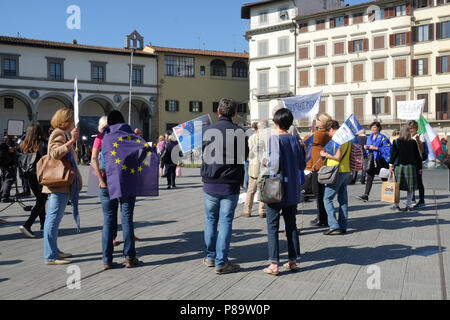 Florenz, Italien - Sept. 22, 2017 - Menschen protestieren gegen Theresa May Entscheidung Europa auf 2019 zu beenden. Piazza Santa Maria Novella. Sonnigen Tag Stockfoto