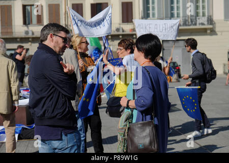 Florenz, Italien - Sept. 22, 2017 - Menschen protestieren gegen Theresa May Entscheidung Europa auf 2019 zu beenden. Piazza Santa Maria Novella. Sonnigen Tag Stockfoto