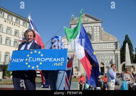 Florenz, Italien - Sept. 22, 2017 - Menschen protestieren gegen Theresa May Entscheidung Europa auf 2019 zu beenden. Piazza Santa Maria Novella. Sonnigen Tag Stockfoto