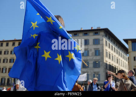 Florenz, Italien - Sept. 22, 2017 - Menschen protestieren gegen Theresa May Entscheidung Europa auf 2019 zu beenden. Piazza Santa Maria Novella. Sonnigen Tag Stockfoto