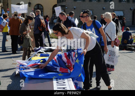 Florenz, Italien - Sept. 22, 2017 - Menschen protestieren gegen Theresa May Entscheidung Europa auf 2019 zu beenden. Piazza Santa Maria Novella. Sonnigen Tag Stockfoto