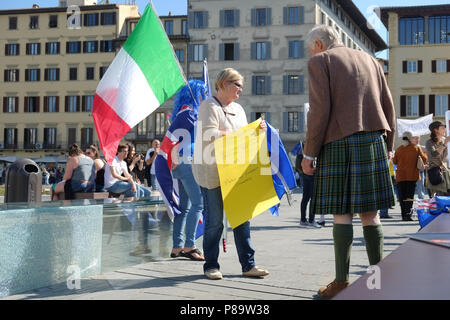 Florenz, Italien - Sept. 22, 2017 - Menschen protestieren gegen Theresa May Entscheidung Europa auf 2019 zu beenden. Piazza Santa Maria Novella. Sonnigen Tag Stockfoto