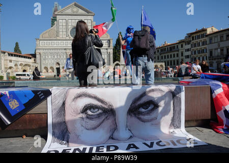 Florenz, Italien - Sept. 22, 2017 - Menschen protestieren gegen Theresa May Entscheidung Europa auf 2019 zu beenden. Piazza Santa Maria Novella. Sonnigen Tag Stockfoto