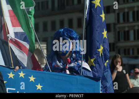 Florenz, Italien - Sept. 22, 2017 - Menschen protestieren gegen Theresa May Entscheidung Europa auf 2019 zu beenden. Piazza Santa Maria Novella. Sonnigen Tag Stockfoto