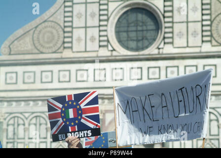 Florenz, Italien - Sept. 22, 2017 - Menschen protestieren gegen Theresa May Entscheidung Europa auf 2019 zu beenden. Piazza Santa Maria Novella. Sonnigen Tag Stockfoto