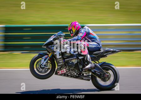 Springen den Berg an Cadwell Park Stockfoto