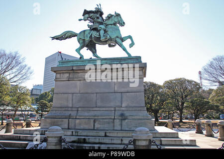 Kusunoki Masashige Statue, die große Samurai, am östlichen Garten außerhalb der Kaiserpalast in Tokio, Japan. Kusunoki Masashige Samurai bronze Pferdesport Stockfoto